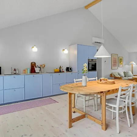 4 Bedroom Gorgeous In Holiday home
