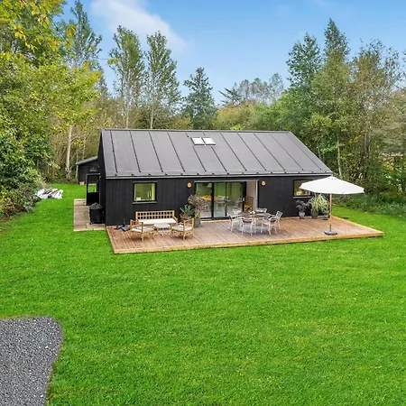 4 Bedroom Gorgeous In Holiday home *