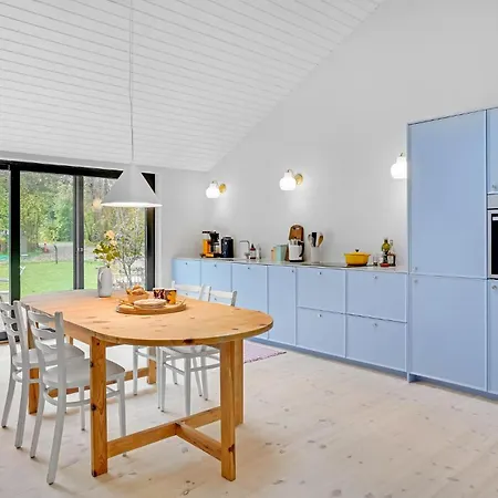 4 Bedroom Gorgeous In Holiday home *