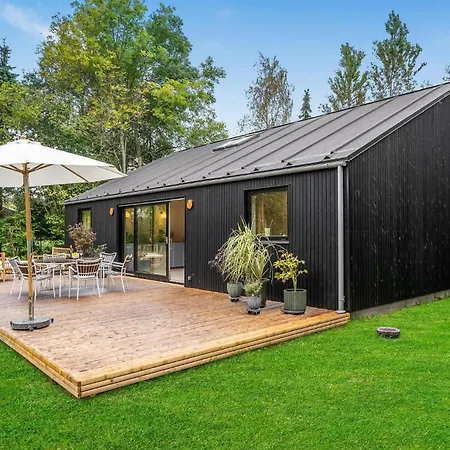 4 Bedroom Gorgeous In Holiday home *